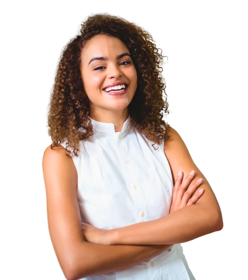 Mujer joven sonriente con los brazos cruzados, vestida con camisa blanca